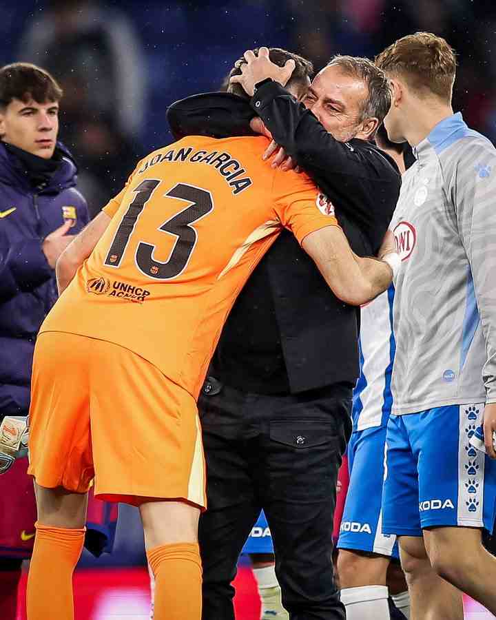 Joan García human shield save