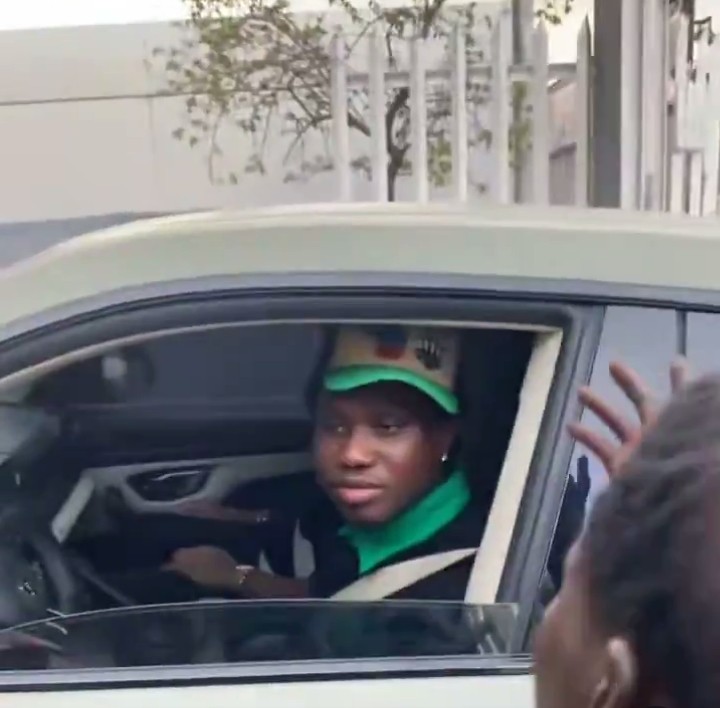 Zlatan Ibile gifts street boys $200